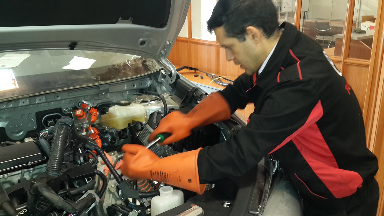 Electric and Hybrid Vehicle Maintenance: A Technician's Guide